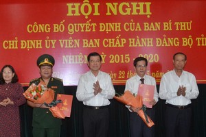 Bí thư Tỉnh ủy Bà Rịa – Vũng Tàu Nguyễn Hồng Lĩnh; Phó Bí thư Thường trực Tỉnh ủy, Trưởng Đoàn ĐBQH tỉnh Nguyễn Thị Yến và Chủ tịch UBND tỉnh Nguyễn Văn Thọ trao quyết định và chúc mừng các cán bộ được chỉ định giữ chức vụ mới.
