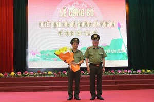 Thượng tướng Nguyễn Văn Thành trao quyết định và chúc mừng Đại tá Phạm Hồng Tuyến.