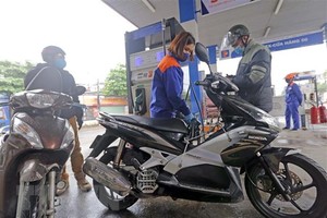 Mua bán xăng dầu tại cây xăng trên phố Lương Yên, quận Hai Bà Trưng, Hà Nội. (Ảnh: Trần Việt/TTXVN).