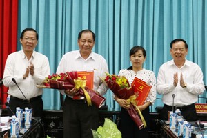 Đồng chí Phan Văn Mãi, Bí thư Tỉnh ủy Bến Tre cùng đồng chí Trần Ngọc Tam, Phó Bí thư Thường trực Tỉnh ủy Bến Tre trao quyết định và chúc mừng đồng chí Lê Thanh Vân và La Thị Thúy.