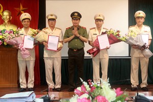 Thứ trưởng Lê Quốc Hùng trao quyết định và chúc mừng các cán bộ được Ban Bí thư Trung ương Đảng chuẩn y chức vụ mới.