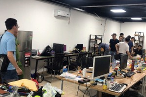 Cảnh sát khám xét đại lý cấp 1 được nhóm tổ chức đánh bạc đặt tại Hà Nội.