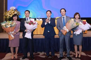 Thượng tướng Lê Hữu Đức chụp ảnh với 2 thành viên vừa được bầu mới (bên trái) và 2 thành viên rời vị trí HĐQT MBS (bên phải).