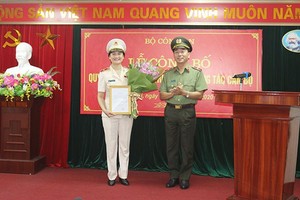 Thứ trưởng Trần Quốc Tỏ trao quyết định cho Thiếu tướng Ngô Thị Hoàng Yến.
