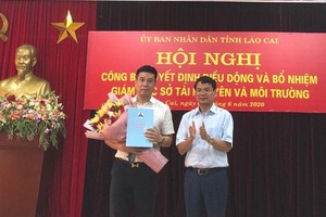 Trao Quyết định bổ nhiệm Giám đốc Sở Tài nguyên và Môi trường.