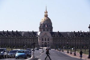 Cảnh vắng vẻ trên một đường phố ở Paris, Pháp, ngày 15/5/2020. (Ảnh: THX/TTXVN).
