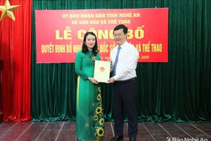 Chủ tịch UBND tỉnh Nghệ An Nguyễn Đức Trung trao quyết định bổ nhiệm Giám đốc Sở Văn hóa và Thể thao cho bà Trần Thị Mỹ Hạnh. Ảnh: báo Nghệ An.