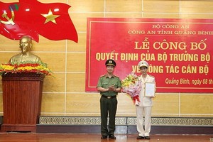 Đại tá Phan Đăng Tĩnh (người cầm hoa) giữ chức vụ Phó Giám đốc Công an tỉnh Quảng Bình.