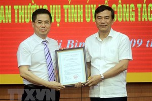 Ông Đặng Trọng Thăng, Chủ tịch UBND tỉnh Thái Bình (bên phải) trao quyết định của Thủ tướng Chính phủ cho ông Nguyễn Hoàng Giang. (Ảnh: Thế Duyệt/TTXVN).
