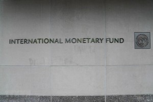 Logo của Quỹ tiền tệ quốc tế tại trụ sở ở Washington DC., Mỹ. (Ảnh: THX/TTXVN).