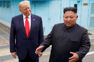 Tổng thống Mỹ Donald Trump và nhà lãnh đạo Triều Tiên Kim Jong-un gặp nhau tại khu phi quân sự liên Triều hôm 30/6/2019. (Ảnh: Reuters).