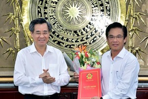 Bí thư Tỉnh ủy Bạc Liêu Nguyễn Quang Dương trao quyết định và chúc mừng đồng chí Lưu Hoàng Ly.