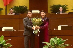 Chủ tịch Quốc hội Nguyễn Thị Kim Ngân tặng hoa chúc mừng ông Dương Thanh Bình.