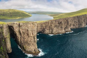 Hồ nước tạo ảo giác cao hàng trăm mét