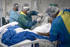 Bác sĩ điều trị cho bệnh nhân tại bệnh viện ở bang Rio de Janeiro hôm 10/6. Ảnh: AFP.