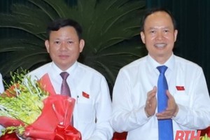 Bí thư Tỉnh ủy, Chủ tịch HĐND tỉnh Thanh Hóa Trịnh Văn Chiến chúc mừng đồng chí Nguyễn Văn Thi.