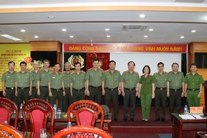 Thứ trưởng Nguyễn Văn Thành và các đại biểu chúc mừng Thiếu tướng Nguyễn Hải Trung.