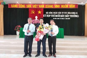 Ông Cao Đình Huy (giữa) nhận nhiệm vụ mới.