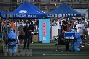 Xét nghiệm nhằm phát hiện người nhiễm COVID-19 cho người dân sống gần khu chợ đầu mối thực phẩm Tân Phát Địa ở Bắc Kinh, ngày 14/6/2020. (Nguồn: AFP/TTXVN).