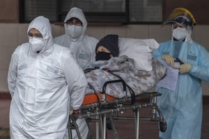 Bệnh nhân Covid-19 được đưa đến bệnh viện ở Santiago, Peru, hôm 18/6. Ảnh: AFP.