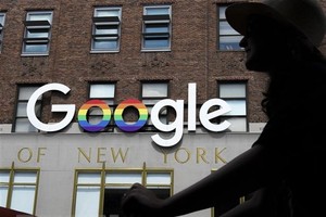 Biểu tượng Google bên ngoài văn phòng ở New York, Mỹ. (Nguồn: AFP/TTXVN).