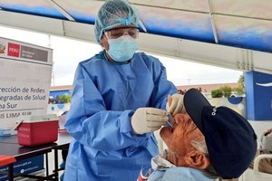 Nhân viên y tế lấy mẫu bệnh phẩm ở Lima, Peru ngày 15/6. Ảnh: Reuters.