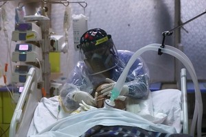 Nhân viên y tế chăm sóc bệnh nhân ở Santiago, Chile ngày 9/6. Ảnh: Reuters.