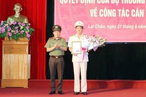 Thứ trưởng Lương Tam Quang trao quyết định điều động và bổ nhiệm Đại tá Nguyễn Viết Giang giữ chức vụ Giám đốc Công an tỉnh Lai Châu.