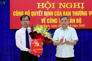 Ông Nguyễn Xuân Trường (người cầm hoa) - tân Chủ tịch UBND huyện Yên Bình
.