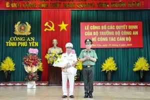 Thiếu tướng Lê Tấn Tới trao quyết định và chúc mừng Đại tá Phan Thanh Tám.
