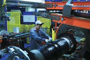 Doanh nghiệp xăm lốp nhận hai “cú đấm” 