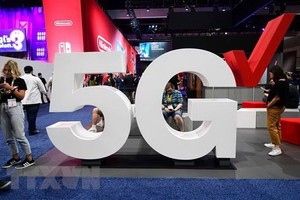 Biểu tượng mạng 5G tại một triển lãm. (Ảnh: AFP/TTXVN).
