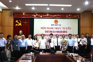 Lãnh đạo Bộ Nội vụ chúc mừng các cán bộ được bổ nhiệm chức vụ mới.