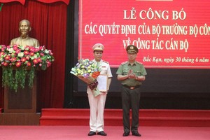 Thượng tướng Nguyễn Văn Thành, Thứ trưởng Bộ Công an trao quyết định cho Đại tá Hà Văn Tuyên - tân Giám đốc Công an tỉnh Bắc Kạn.