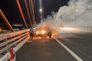 Xe đang lưu thông bất ngờ bốc cháy (ảnh Otofun Quảng Ninh).