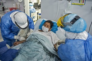 Nhân viên y tế chăm sóc bệnh nhân Covid-19 tại Peru hôm 2/7. Ảnh: AFP.