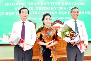 Phó Bí thư Tỉnh ủy, Chủ tịch HĐND tỉnh Kiên Giang Đặng Tuyết Em chúc mừng đồng chí Phạm Vũ Hồng và đồng chí Đỗ Thanh Bình (phía trái).