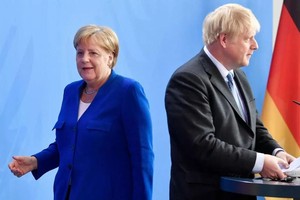 Thủ tướng Đức Angela Merkel và Thủ tướng Anh Boris Johnson rời cuộc họp báo tại Berlin ngày 21/8/2019. (Nguồn: AFP).