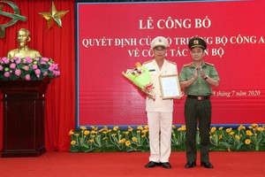 Đại tá Nguyễn Minh Ngọc (Giám đốc Công an tỉnh Sóc Trăng) trao quyết định của Bộ trưởng Bộ Công an cho Thượng tá Huỳnh Hoài Hận.