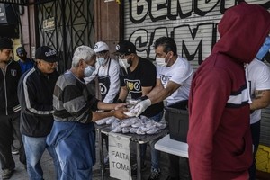 Người dân xếp hàng nhận thực phẩm miễn phí giữa đại dịch Covid-19 ở thủ đô Mexico City của Mexico hôm 9/7. Ảnh: AFP.