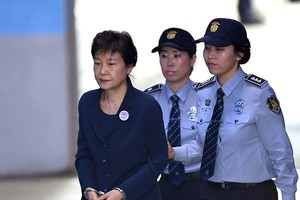Cựu Tổng thống Hàn Quốc Park Geun-hye bị đưa tới tòa (Ảnh: Yonhap).