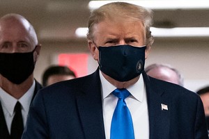 Tổng thống Trump đeo khẩu trang khi thăm Trung tâm Y tế Quân đội Quốc gia Walter Reed ở Bethesda, bang Maryland, ngày 11/7. Ảnh: AFP.