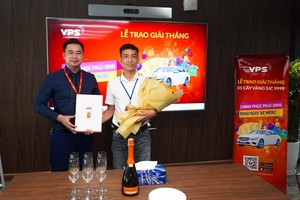 Nhà đầu tư Hà Viết Trung (bên phải) nhận giải Nhất tháng 6 cuộc thi “Chinh phục phái sinh - Rinh ngay xe Merc” trị giá 1 cây vàng SJC 9999.