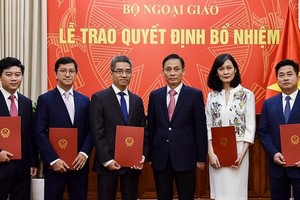 Thứ trưởng Bộ Ngoại giao Lê Hoài Trung trao quyết định và chúc mừng các cán bộ được bổ nhiệm chức vụ mới.