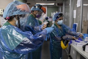 Nhân viên y tế trong khu điều trị tích cực của một bệnh viện ở Santiago, Chile, hôm 9/7. Ảnh: AFP.