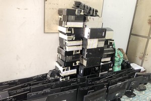 Máy tính bàn cùng nhiều tang vật trong vụ án bị công an thu giữ.