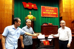 Thường trực Tỉnh ủy Thừa Thiên Huế bỏ phiếu thực hiện các quy trình nhân sự tại hội nghị.