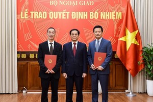 Thứ trưởng Thường trực Bùi Thanh Sơn chúc mừng 2 cán bộ mới được bổ nhiệm. Ảnh: Thế giới & Việt Nam.