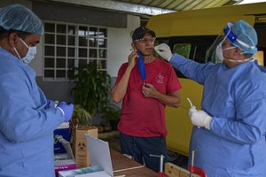Nhân viên y tế lấy mẫu xét nghiệm nCoV tại Panama hôm 16/7. Ảnh: AFP.