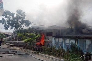 Hiện trường vụ cháy ở xưởng phun sơn đồ gỗ khiến 1 người tử vong và 1 người bị thương. (Ảnh: Thái Hùng/TTXVN).